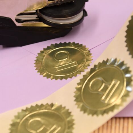 Etiquetas oro en forma estrellada para sello en seco – Rollo 100u.