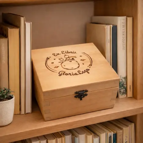 Caja de madera con sello "Ex Libris"