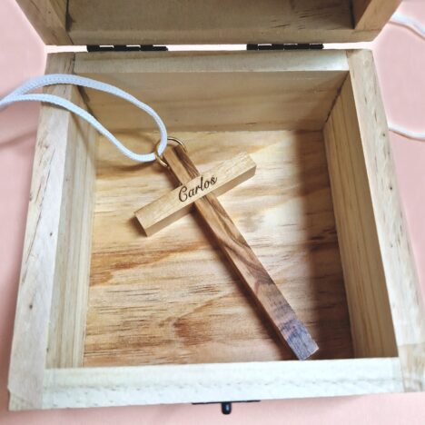 Cruz de madera grabada con caja