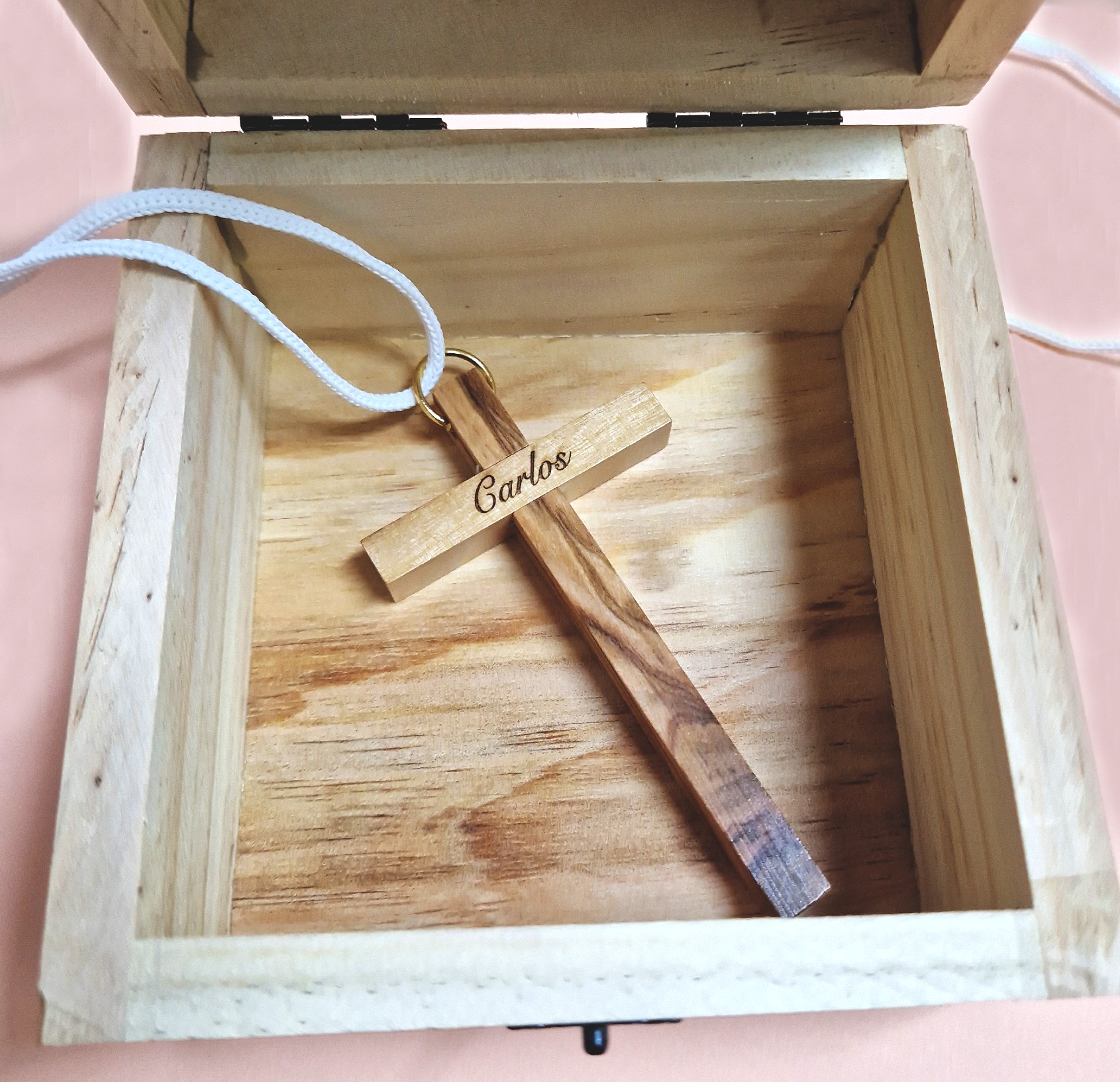 Cruz de madera grabada con caja - Imagen 2
