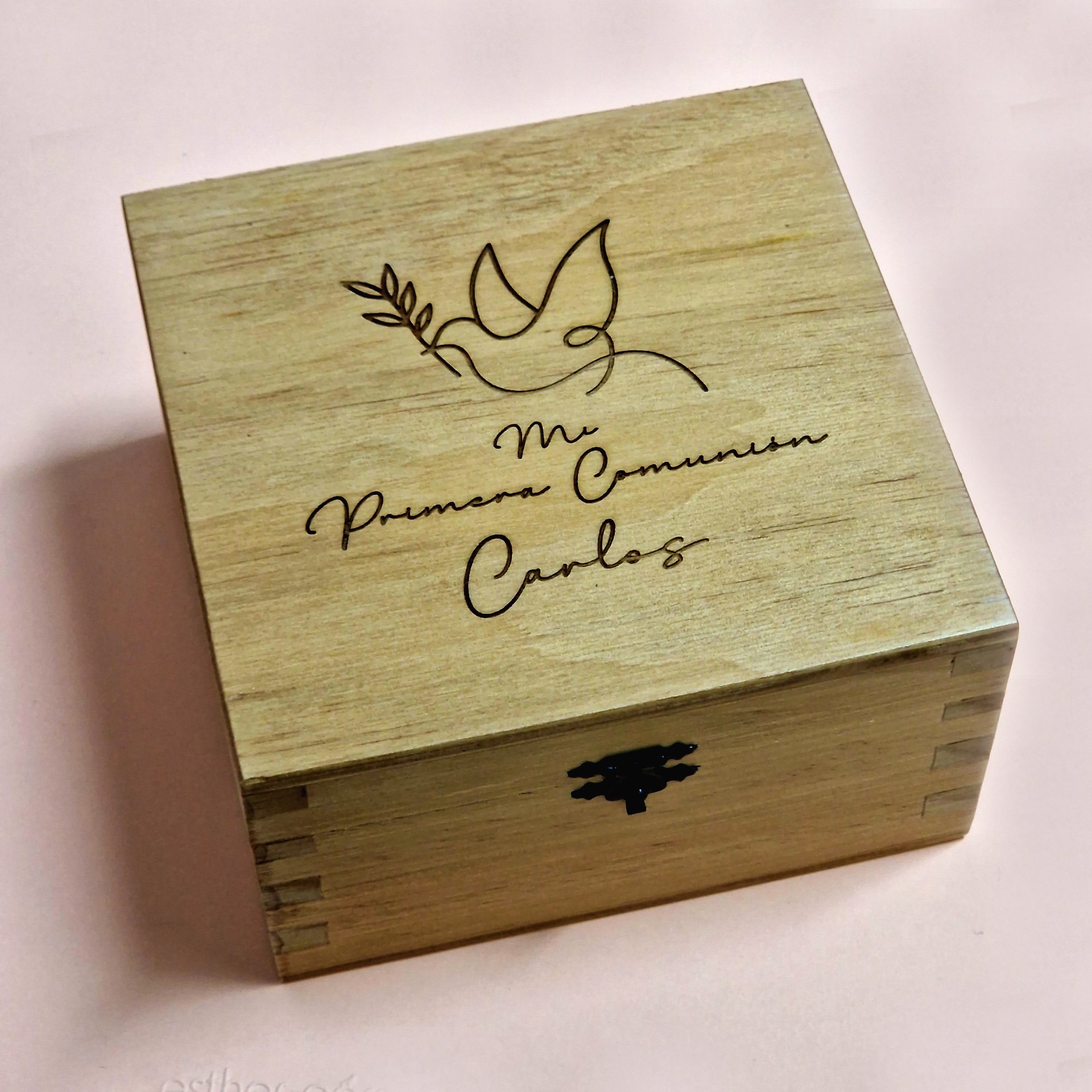 Cruz de madera grabada con caja